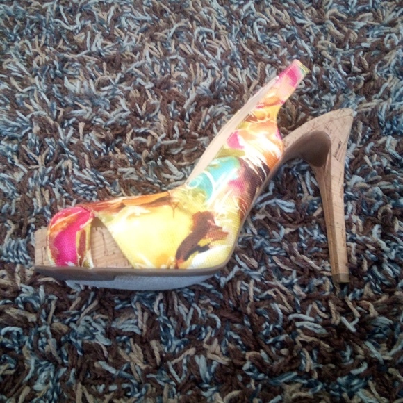 Women's guess heels size 7 1/2 - Picture 3 of 4